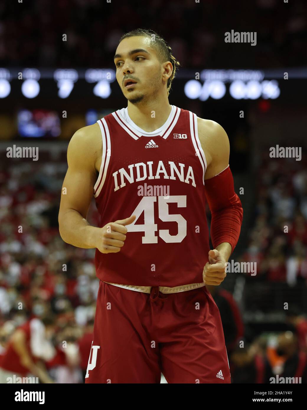 Madison, WI, USA. 8th Dez 2021. Indiana Hoosiers bewachen Parker Stewart (45) während des NCAA Basketballspiels zwischen den Indiana Hoosiers und den Wisconsin Dachsen im Kohl Center in Madison, WI. Darren Lee/CSM/Alamy Live News Stockfoto