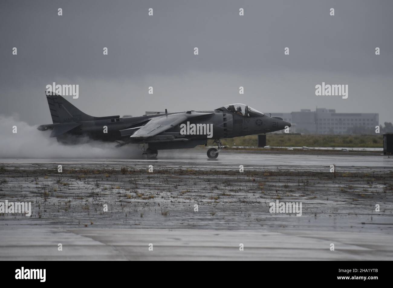 United States Marine Corps AV-8B Harrier II, der auf einer nassen Start- und Landebahn in MCAS Miramar, San Diego, Kalifornien, aufbricht. Stockfoto