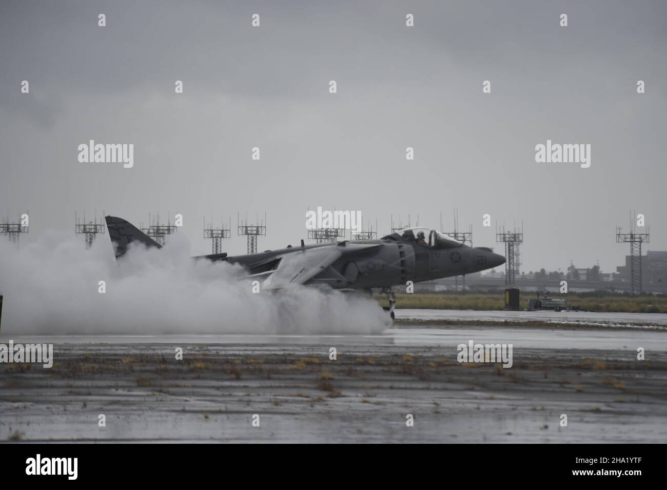 United States Marine Corps AV-8B Harrier II, der auf einer nassen Start- und Landebahn in MCAS Miramar, San Diego, Kalifornien, aufbricht. Stockfoto