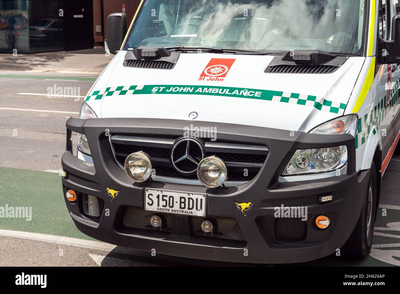 Adelaide, Australien - 9. November 2019: St. John Ambulance Auto blockiert die Straße im Stadtzentrum während der Weihnachtsparade an einem Tag Stockfoto