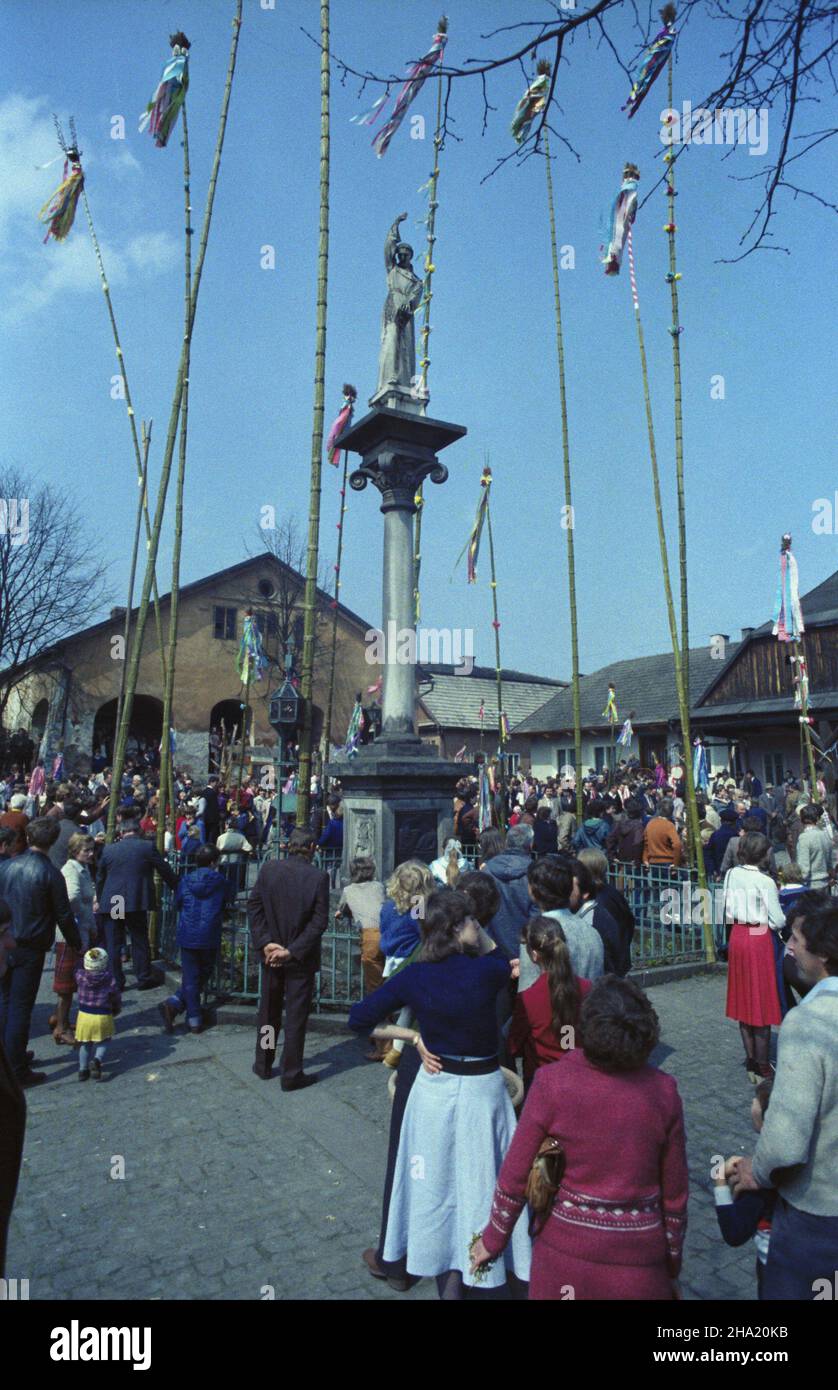 Lipnica Murowana 15.04.1984. Œwiêta Wielkiejnocy, Niedziela Palmowa z tradycyjn¹ procesj¹ z palmami. NZ. Wirni przy kolumnie z rzeŸb¹ œw. Szymona z Lipnicy na rynku. js PAP/Jerzy Ochoñski Lipnica Murowana, Polen, 15. April 1984. In einer traditionellen Palmenprozession gehen viele Menschen mit Palmen während der Palmsonntagsfeiern an der St. Simon von Lipnica Statue auf dem Marktplatz im Dorf Lipnica Murowana, Südpolen. PAP/JERZY OCHONSKI Stockfoto