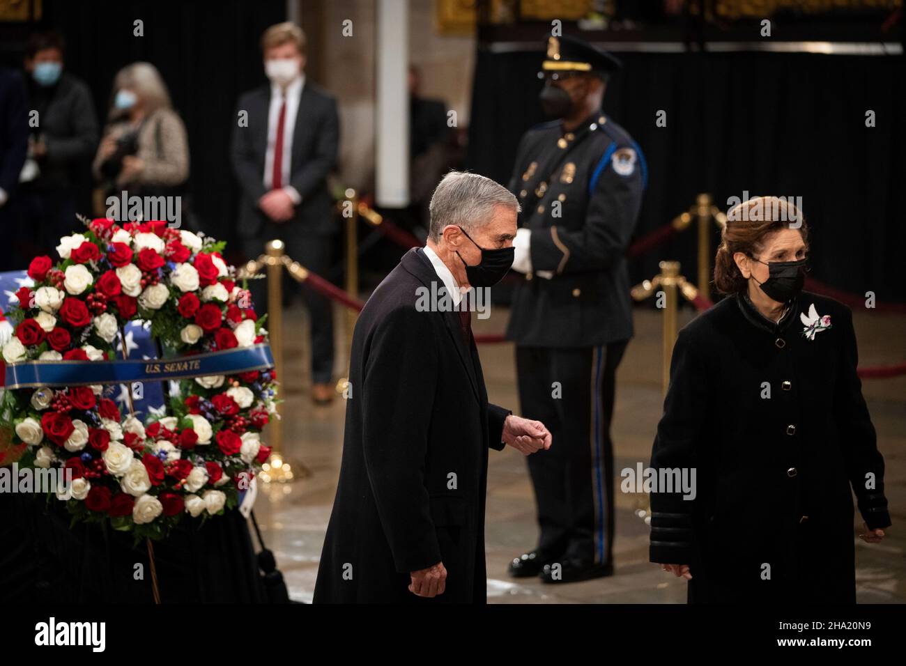 Der ehemalige US-Senator Chuck Robb (Demokrat von Virginia), links, Und seine Frau Lynda Bird Johnson Robb, die älteste Tochter des US-Präsidenten Lyndon B. Johnson aus dem Jahr 36th, zollt dem ehemaligen Senator Robert J. Dole (R-KS) ihren Respekt, da er am Donnerstag, dem 9. Dezember 2021, in der Rotunde des US-Kapitols in Washington, DC, im Staat liegt. Kredit: Sarahbeth Maney/Pool über CNP Stockfoto