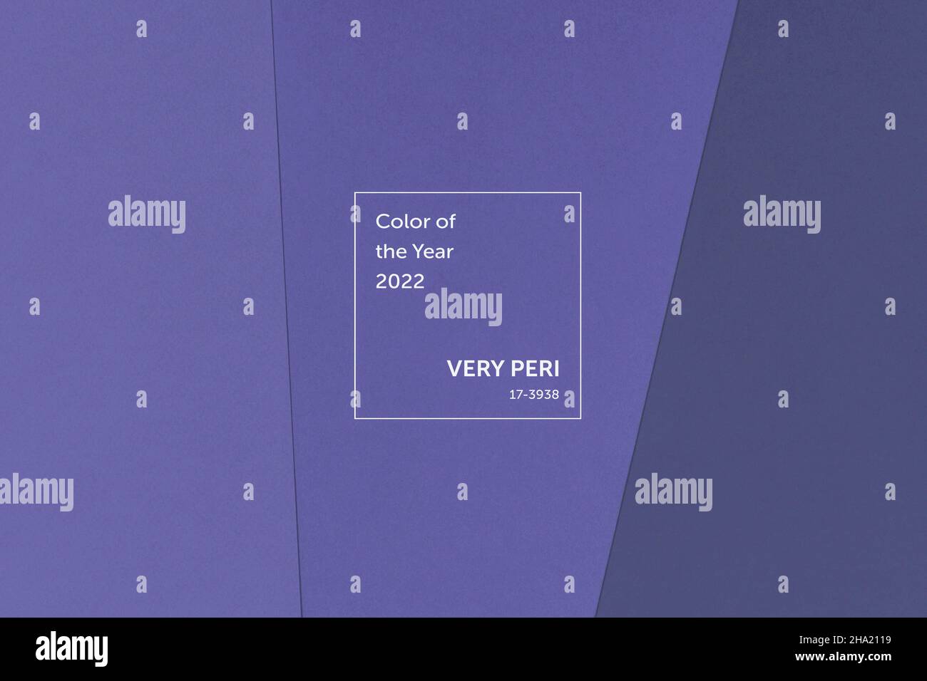 Violetter geometrischer Papierhintergrund. Farbe des Jahres 2022. Stockfoto