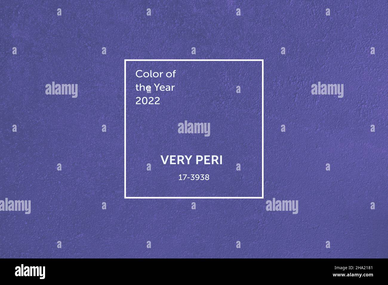 Violette Betonwand. Farbe des Jahres 2022. Farbtrend-Palette. Stockfoto