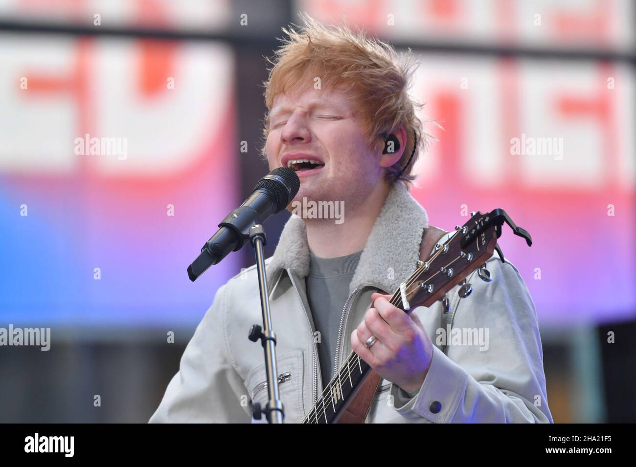 Ed Sheeran tritt am 09. Dezember 2021 in New York bei NBC's "Today" auf der Rockefeller Plaza auf. Stockfoto