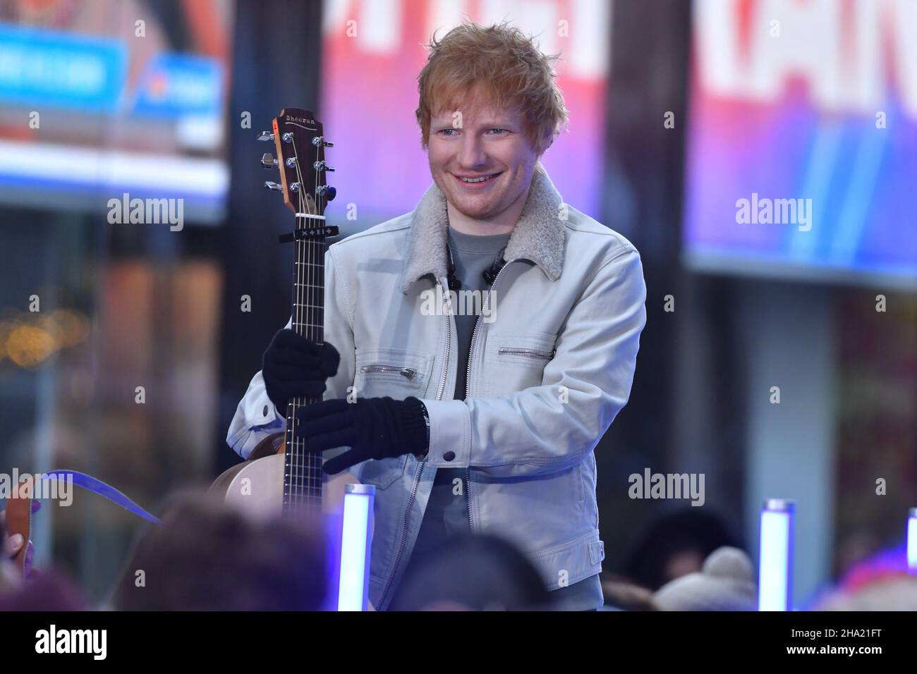 Ed Sheeran tritt am 09. Dezember 2021 in New York bei NBC's "Today" auf der Rockefeller Plaza auf. Stockfoto