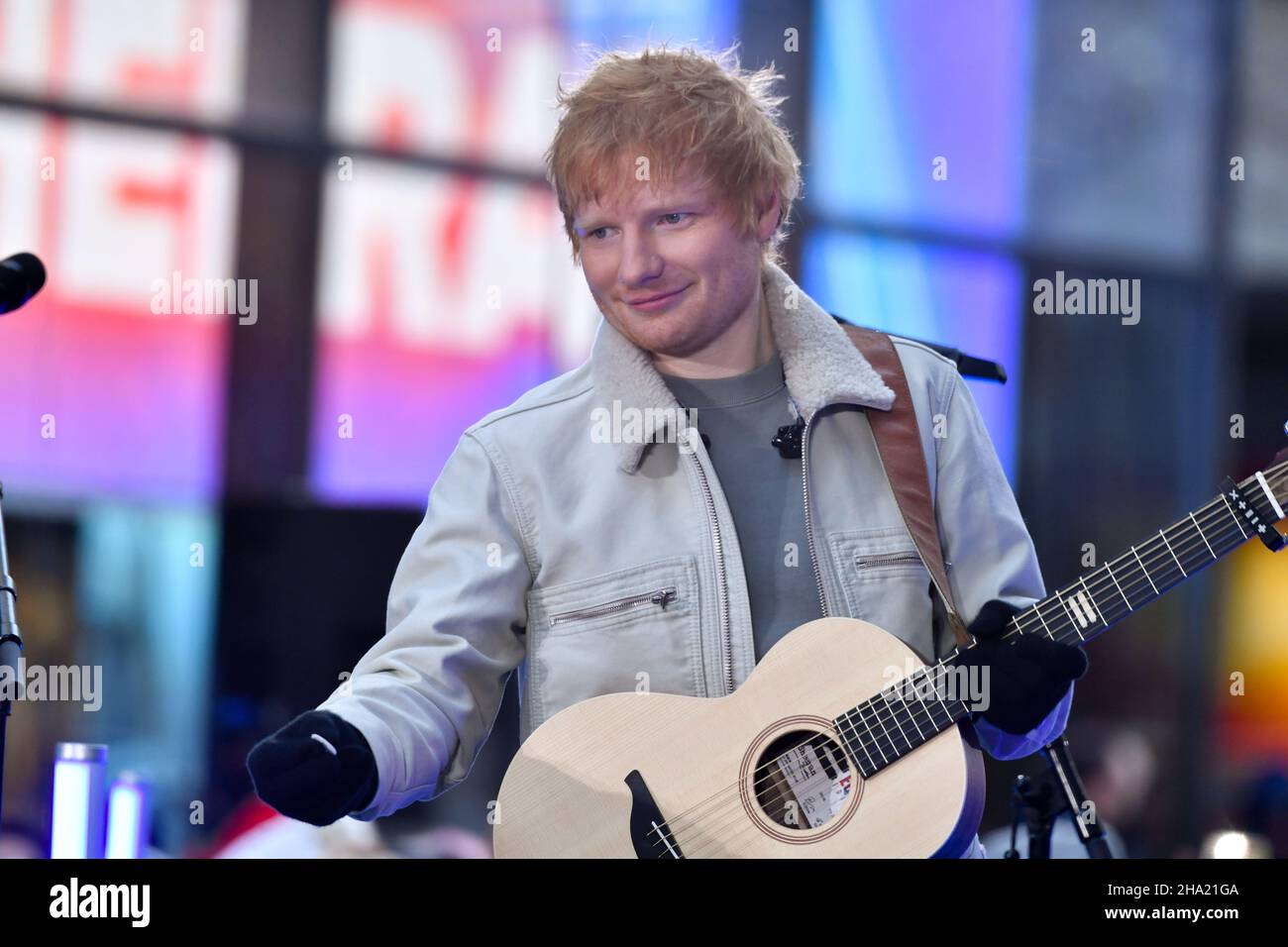 Ed Sheeran tritt am 09. Dezember 2021 in New York bei NBC's "Today" auf der Rockefeller Plaza auf. Stockfoto