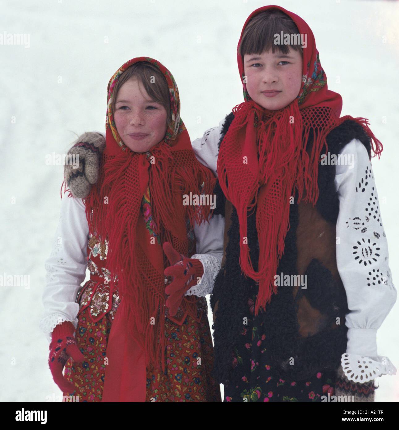 Bukowina Tatrzañska 02,1984. Karanawa³ Góralski. NZ. Dziewczynki w tradycyjnych strojach góralskich. js PAP/Jerzy Ochoñski Dok³adny dzieñ wydarzenia nieustalony. Bukowina Tatrzanska Februar 1984. Das Highlanders' Festival. Im Bild; Mädchen in regionalem Outfit. js PAP/Jerzy Ochonski Termin unbekannt. Stockfoto