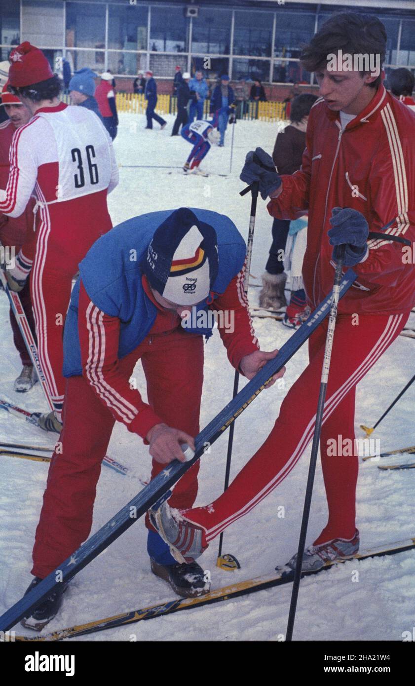 Zakopane 02,1984. Memoria³ Bronis³awa Czecha i Heleny Marusarzówny. Zawody narciarskie rozgrywane corocznie od 1946 roku w Zakopanem. NZ. Woskowanie nart. js PAP/Jerzy Ochoñski Dok³adny dzieñ wydarzenia nieustalony. Zakopane Februar 1984. Die Bronislaw Czech und Helena Marusarzowna Memorial Ski Track 1984. Der Ski-Wettbewerb findet seit 1946 jedes Jahr in Zakopane statt. Im Bild: Ski-Wachsen. js PAP/Jerzy Ochonski Termin unbekannt. Stockfoto