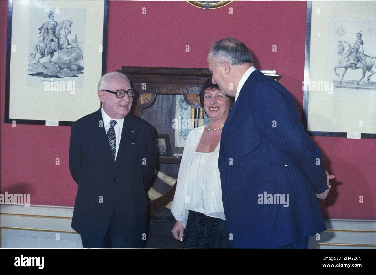 Warszawa 01,1984. Noworoczne spotkanie korpusu dyplomatycznego z przewodnicz¹cym Rady Pañstwa Henrykiem Jab³oñskim. NZ. przewodnicz¹cy Rady Pañstwa PRL Henryk Jab³oñski (L), Minister spraw zagranicznych Stefan Olszowski (P). js PAP/Grzegorz Rogiñski Dok³adny dzieñ wydarzenia nieustalony. Warschau Januar 1984. Neujahrstreffen der diplomatischen Leiche mit dem Vorsitzenden des Staatsrats der Polnischen Volksrepublik (PRL) Henryk Jablonski. Im Bild: Henryk Jablonski, Vorsitzender des Staatsrats der PRL (links), Stefan Olszowski (rechts), js PAP/Grzegorz Roginski Stockfoto