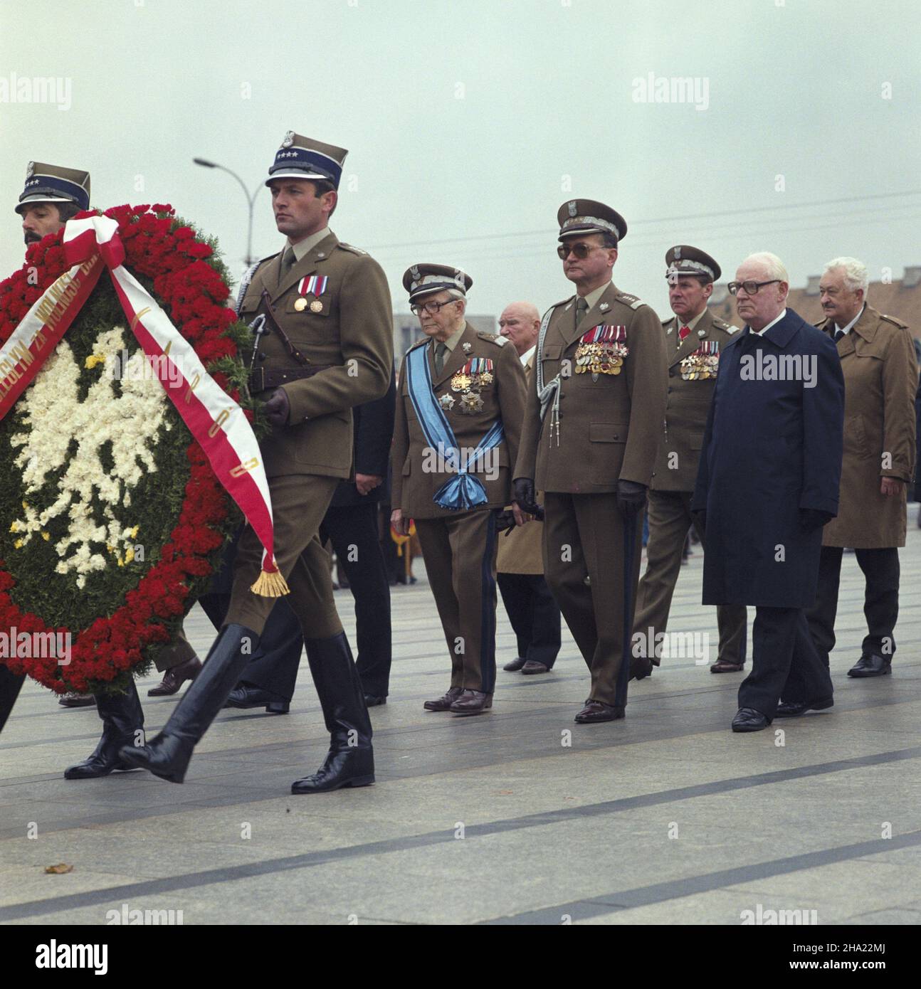 Warszawa 12.10.1983. Obchody 40-lecia Ludowego Wojska Polskiego. NZ. m.in: cz³onek Komitetu Centralnego Polskiej Zjednocznej Partii Robotniczej marsza³ek Micha³ Rola-¯ymierski (3L), Prezes Rady Ministrów oraz Naczelny Dowódca Si³ Zbrojnych gen. Wojciech Jaruzelski (4L), przewodnicz¹cy Rady Krajowej Patriotycznego Ruchu Odrodzenia Narodowego Jan Dobraczyñski (1P), przewodnicz¹cy Rady Pañstwa PRL Henryk Jab³oñski (2P), Prezydent Warszawy gen. Dywizji Mieczys³aw Dêbicki (3P) sk³adaj¹ wieñce pod Grobem Nieznanego ¯o³nierza. wb PAP/Tomasz Pra¿mowski Warschau, 12. Oktober 1983. Die Zeremonien Stockfoto