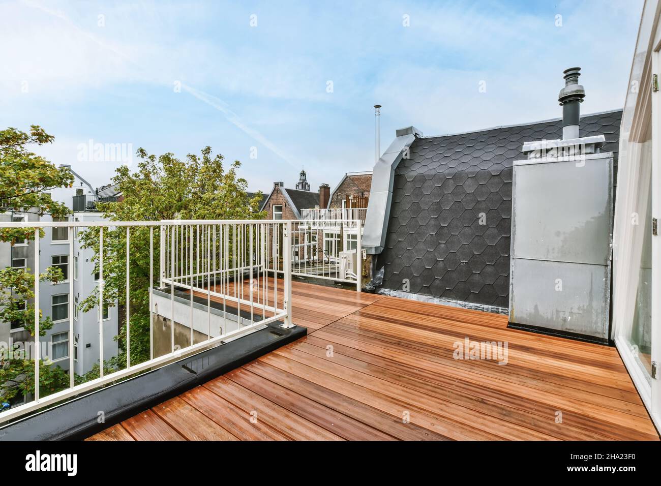 Dachterrasse mit reizvollen Holzböden und weißen Geländern Stockfoto