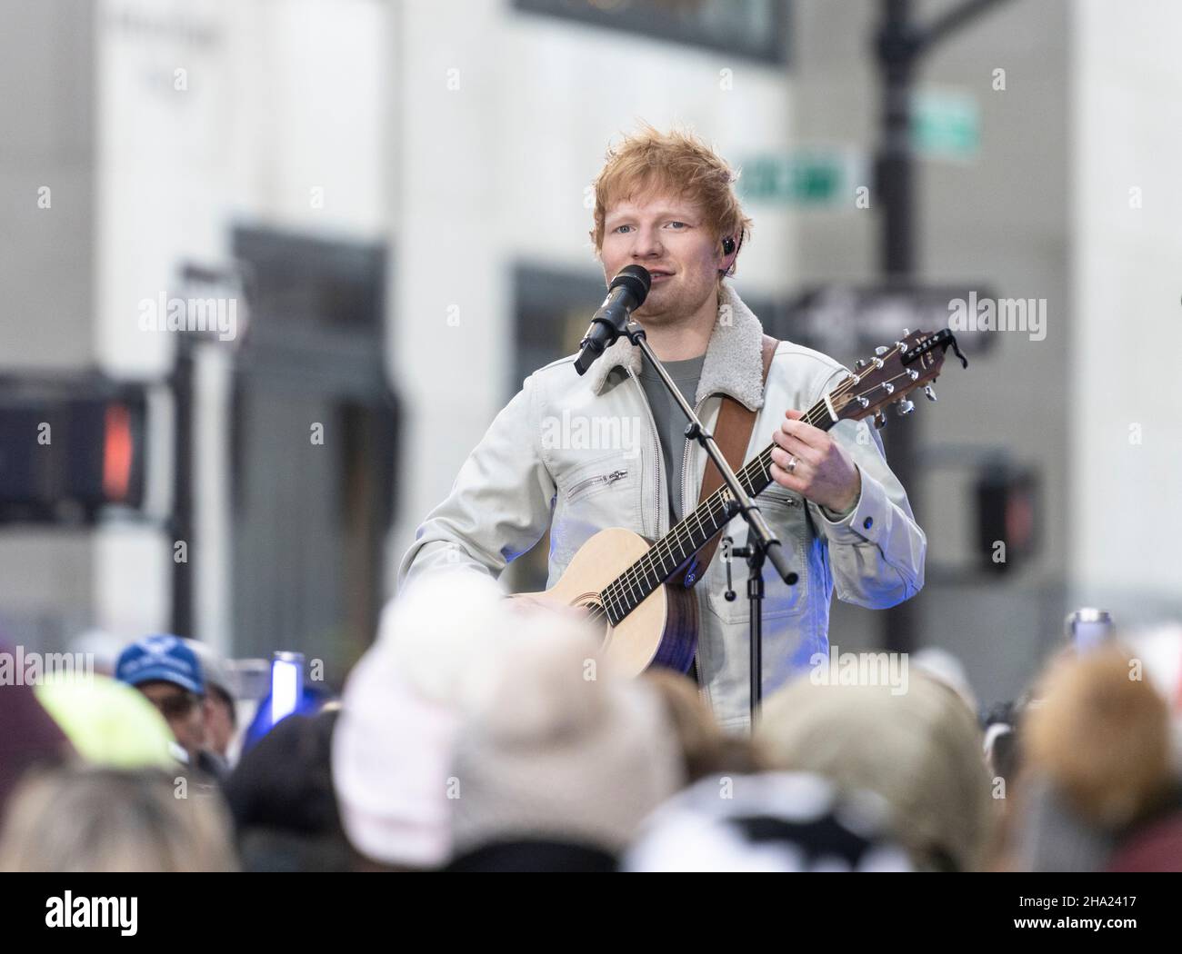 New York, NY - 9. Dezember 2021: Ed Sheeran spielt live auf DER HEUTIGEN Show im NBC am Rockefeller Center Stockfoto