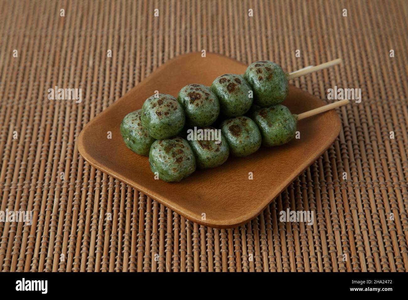 Dango Beifuß Knödel Reiskuchen Japanische Süßwaren auf dem Tisch isoliert Stockfoto