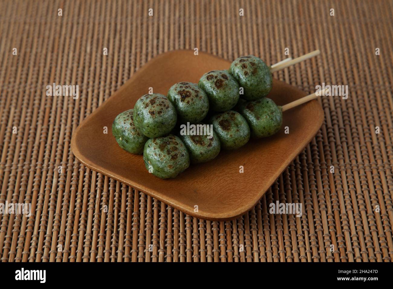 Dango Beifuß Knödel Reiskuchen Japanische Süßwaren auf dem Tisch isoliert Stockfoto