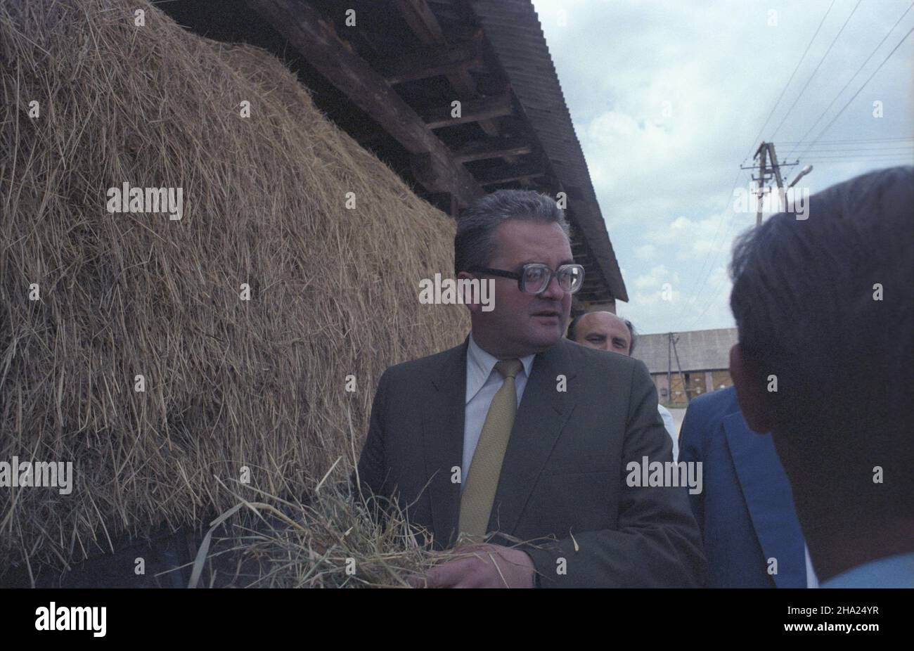 Góra 07,1983. Wizyta wicepremiera, prezesa Zjednoczonego Stronnictwo Ludowego Romana Malinowskiego (C) w Pañstwowym Gospodarstwie Rolnim. wb PAP/Grzegorz Rogiñski Gora, Juli 1983. Der stellvertretende Premierminister und Führer der Vereinigten Volkspartei, Roman Malinowski (C), besucht eine staatliche Farm. wb PAP/Grzegorz Roginski Stockfoto