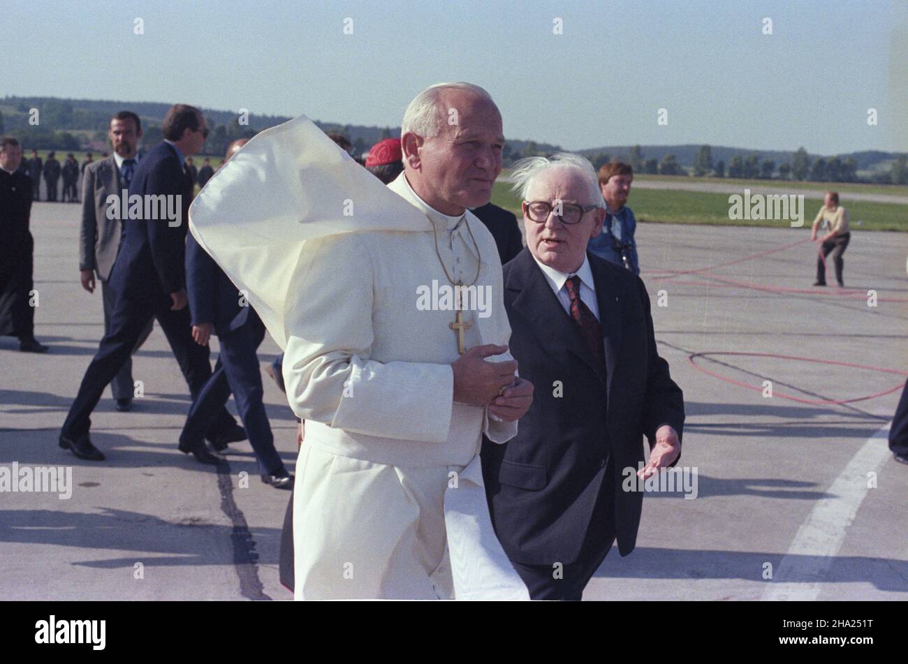 Kraków 23.06.1983. II pielgrzymka do Polski Papie¿a Jana Paw³a II. Uroczystoœæ po¿egnania Ojca Œwiêtego na lotnisku Balice. NZ. z prawej przewodnicz¹cy Rady Pañstwa Henryk Jab³oñski. wb PAP/Jerzy Ochoñski Krakau, Den 23. Juni 1983. Die Pilgerfahrt von Papst Johannes Paul II. Nach Polen im Jahr 2nd. Die Abschiedszeremonie wurde dem Heiligen Vater am Flughafen Balice geboten. Im Bild: Vorsitzender des Staatsrates Henryk Jablonski. wb PAP/Jerzy Ochonski Stockfoto