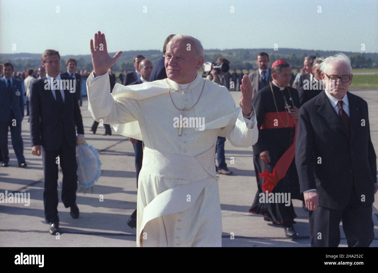 Kraków 23.06.1983. II pielgrzymka do Polski Papie¿a Jana Paw³a II. Uroczystoœæ po¿egnania Ojca Œwiêtego na lotnisku Balice. NZ. m.in. przewodnicz¹cy Rady Pañstwa Henryk Jab³oñski (1P), prymas Polski kardyna³ Józef Glemp (2P). wb PAP/Jerzy Ochoñski Krakau, 23. Juni 1983. Die zweite Pilgerreise von Papst Johannes Paul II. Nach Polen. Abschied vom Heiligen Vater am Flughafen Balice. Im Bild: vorsitzender des Staatsrates Henryk Jablonski (1st rechts), Primas von Polen Kardinal Jozef Glemp (2nd rechts). wb PAP/Jerzy Ochonski Stockfoto