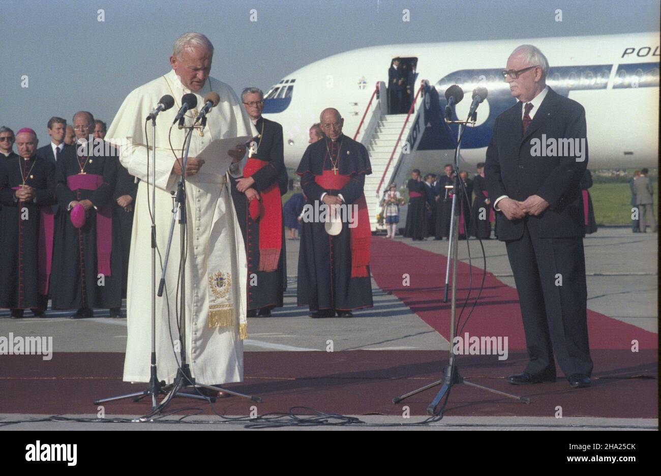 Kraków 23.06.1983. II pielgrzymka do Polski Papie¿a Jana Paw³a II. Uroczystoœæ po¿egnania Ojca Œwiêtego na lotnisku Balice. NZ. z prawej przewodnicz¹cy Rady Pañstwa Henryk Jab³oñski. wb PAP/Jerzy Ochoñski Krakau, 23. Juni 1983. Die zweite Pilgerreise von Papst Johannes Paul II. Nach Polen. Abschied vom Heiligen Vater am Flughafen Balice. Bild von rechts: vorsitzender des Staatsrates Henryk Jablonski. wb PAP/Jerzy Ochonski Stockfoto