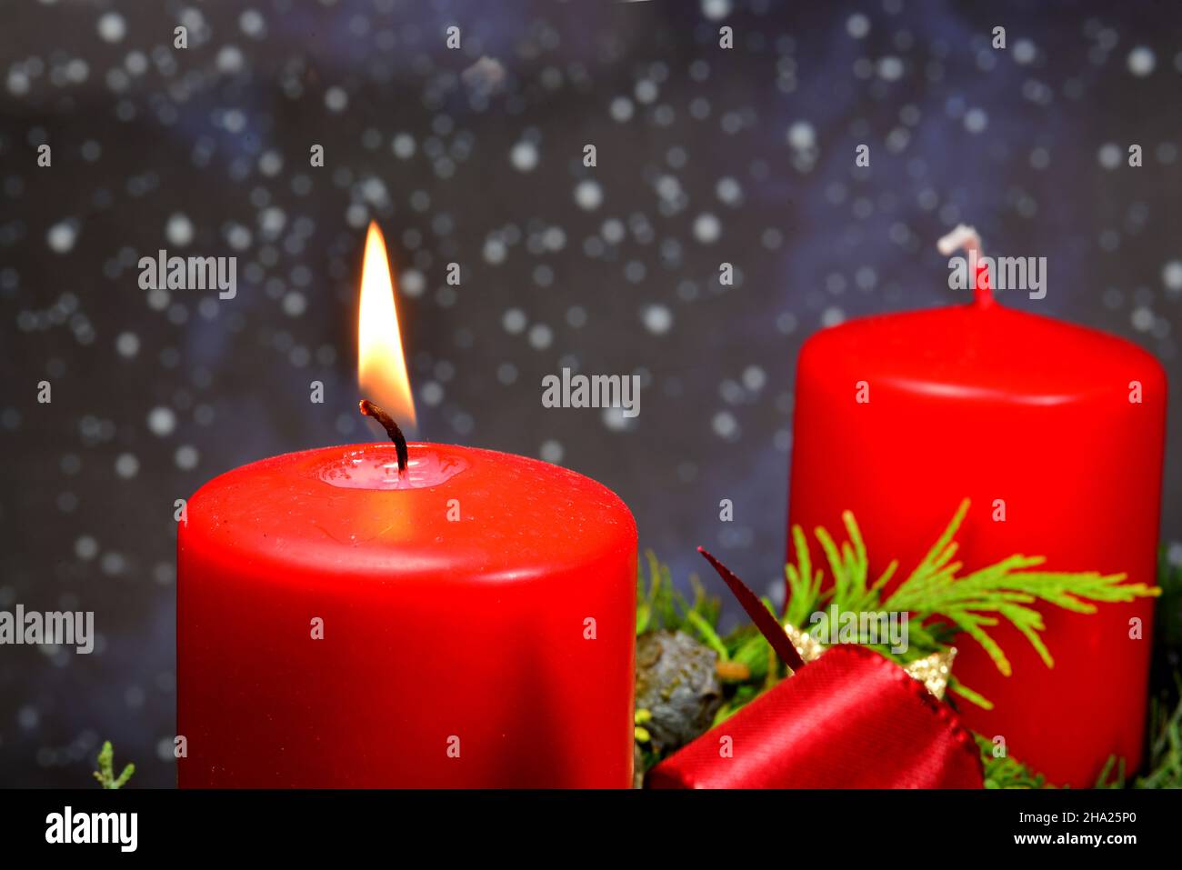 adventskranz mit brennender Kerze Stockfoto