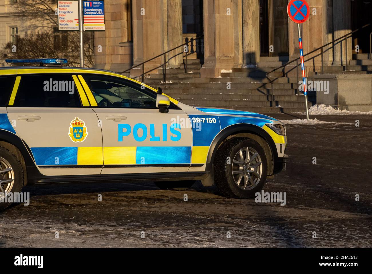 Polizeiauto im Stadtzentrum von Stockholm neben dem Nationalmuseum. Stockfoto