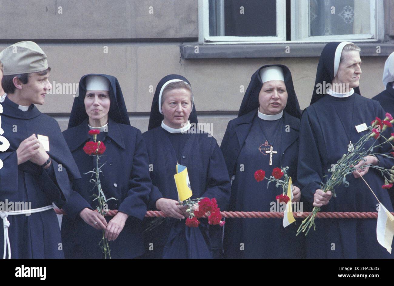 Warszawa 17.06.1983. II pielgrzymka do Polski Papie¿a Jana Paw³a II. Ojciec Œwiêty w Belwederze spotka³ siê z w³adzami pañstwowymi i koœcielnymi. NZ. Siostry zakonne na trasie przejazdu Jana Paw³a II. Wb PAP/Grzegorz Rogiñski Warschau 17. Juni 1983. Die zweite Pilgerreise von Papst Johannes Paul II. Nach Polen. Das Treffen mit den staatlichen und kirchlichen Behörden im Schloss Belvedere. Im Bild: Nonnen auf der Route von Johannes Paul II. Mit PAP/Grzegorz Roginski Stockfoto