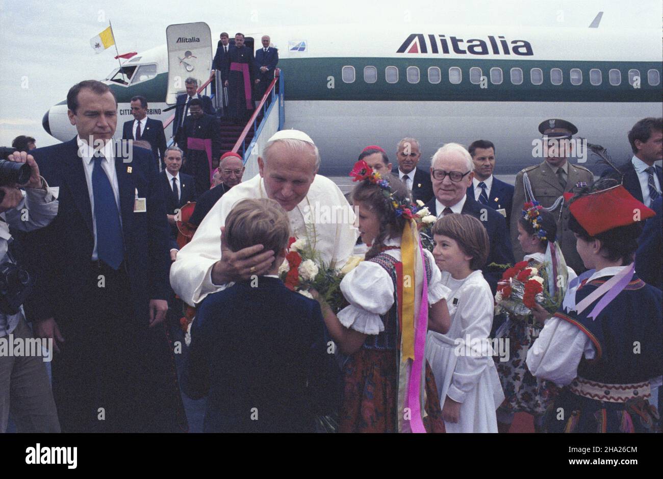 Warszawa 16.06.1983. II pielgrzymka do Polski Papie¿a Jana Paw³a II. NZ. Powitanie Ojca Œwiêtego na lotnisku Okêcie. Obok Papier¿a przewodnicz¹cy Rady Pañstwa Henryk Jab³oñski (4P). ka PAP/Grzegorz Rogiñski Warschau, 16. Juni 1983. Die zweite Pilgerreise von Papst Johannes Paul II. Nach Polen. Eine Begrüßungszeremonie für den Papst am Flughafen Okecie. Neben dem Papstvorsitzenden des Staatsrates Henryk Jablonski (4R). ka PAP/Grzegorz Roginski Stockfoto