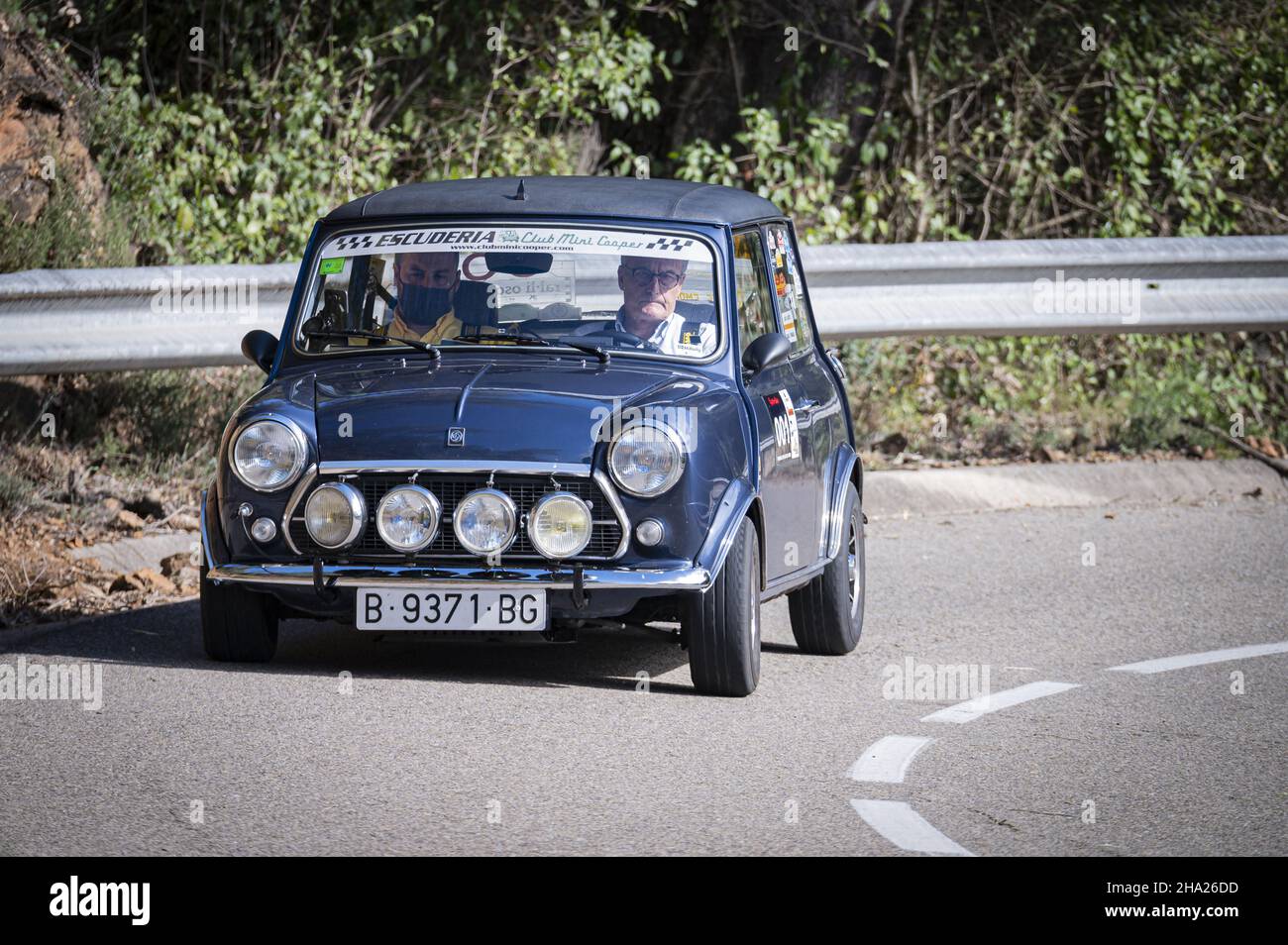 BARCELONA, SPANIEN - 11. Nov 2021: Ein Mann fährt Mini Cooper 1300 VIII Rallye Platja D'Aro Historic Catalunya Stockfoto