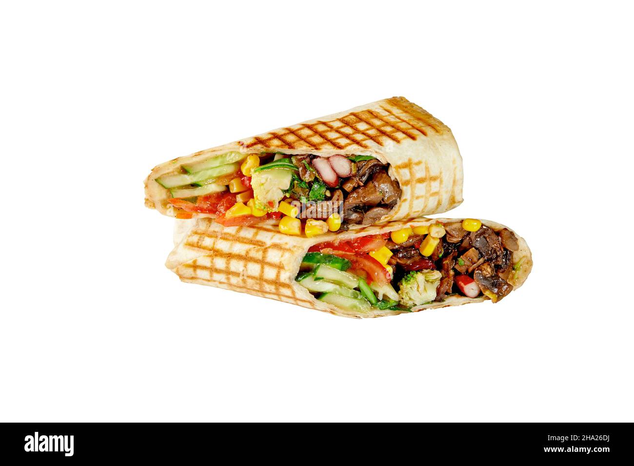 Veganer Burrito mit Pilzen, Gurken, Tomaten, Gemüse, Bohnen, Mais isoliert auf weiß Stockfoto