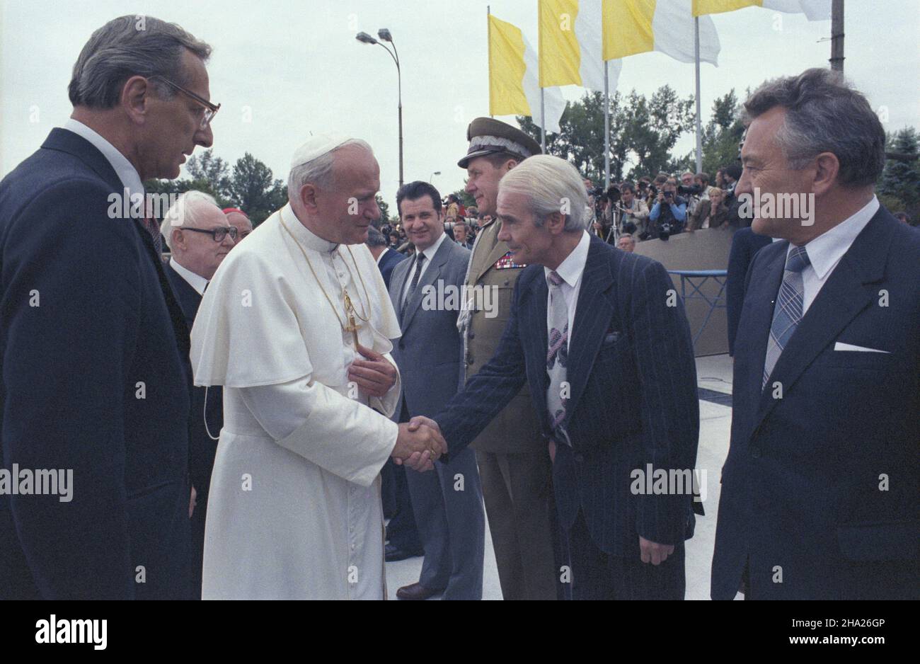 Warszawa 16.06.1983. II pielgrzymka do Polski Papie¿a Jana Paw³a II. Uroczyste povitanie Ojca Œwiêtego na lotnisku Okêcie NZ. uœcisk d³oni z dyrektorem Polskiej Agencji Interpress Miros³awem Wojciechowskim. ZA Papier¿em przewodnicz¹cy Rady Pañstwa Henryk Jab³oñski (2L). ka PAP/Grzegorz Rogiñski Warschau, 16. Juni 1983. Die zweite Pilgerreise von Papst Johannes Paul II. Nach Polen. Eine Begrüßungszeremonie für den Papst am Flughafen Okecie. Im Bild: Der Papst schüttelt die Hand mit dem Direktor der polnischen Agentur für Interviews Miroslaw Wojciechowski. Hinter dem Papst Vorsitzender des Staatsrates Henryk Jablonski (2 Stockfoto