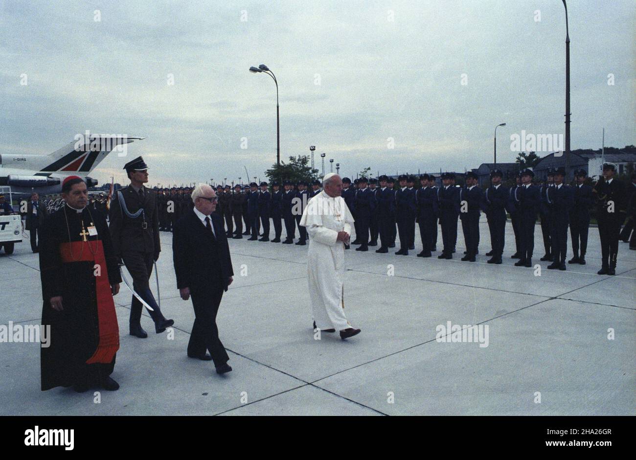 Warszawa 16.06.1983. II pielgrzymka do Polski Papie¿a Jana Paw³a II. NZ. Uroczyste powitanie Ojca Œwiêtego na lotnisku Okêcie. Przemarsz przed Kompani¹ Reprezentacyjn¹ Wojska Polskiego. Obok Jana Paw³a II przewodnicz¹cy Rady Pañstwa Henryk Jab³oñski oraz prymas Polski kardyna³ Józef Glemp. ka PAP/Grzegorz Rogiñski Warschau, 16. Juni 1983. Die zweite Pilgerreise von Papst Johannes Paul II. Nach Polen. Eine Begrüßungszeremonie für den Papst am Flughafen Okecie. Der Papst grüßt eine Ehrenwache. Neben dem Papstvorsitzenden des Staatsrates Henryk Jablonski und dem Primas Polens, Kardinal J. Stockfoto