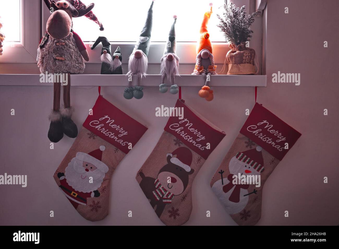 Fenster mit Santa Stiefeln und Zwergen dekoriert Stockfoto