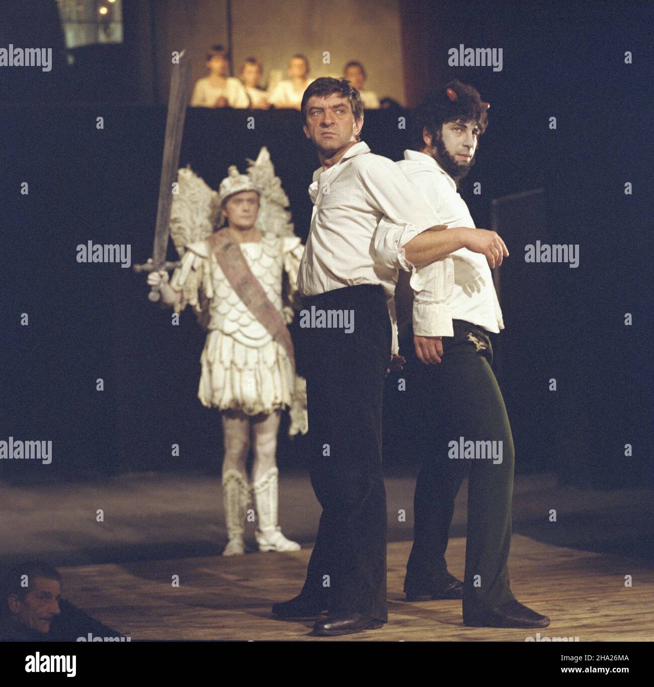 Kraków 05,1983. Teatr Stary im. Heleny Modrzejewskiej. Inscenizacja Dziadów Adama Mickiewicza w re¿. Konrada Swinarskiego. NZ. od lewej: Zygmunt Józefczak, Jerzy Trela, Jerzy Stuhr. ka PAP/Jerzy Ochoñski Dok³adny dzieñ wydarzenia nieustalony. Krakau, Mai 1983. Das Helena Modrzejewska Stary Theater. Die Inszenierung von Adam Mickiewiczs Dziady (Halloween) unter der Regie von Konrad Swinarski. Von links: Zygmunt Jozefczak, Jerzy Trela, Jerzy Stuhr. ka PAP/Jerzy Ochonski Veranstaltungstag unbekannt Stockfoto Kraków 05,1983. Teatr Stary im. Heleny Modrzejewskiej. Inscenizacja Dziadów Adama Mickiewicza w re¿. Konrada Swinarskiego. NZ. od lewej: Zygmunt Józefczak, Jerzy Trela, Jerzy Stuhr. ka PAP/Jerzy Ochoñski Dok³adny dzieñ wydarzenia nieustalony. Krakau, Mai 1983. Das Helena Modrzejewska Stary Theater. Die Inszenierung von Adam Mickiewiczs Dziady (Halloween) unter der Regie von Konrad Swinarski. Von links: Zygmunt Jozefczak, Jerzy Trela, Jerzy Stuhr. ka PAP/Jerzy Ochonski Veranstaltungstag unbekannt Stockfoto