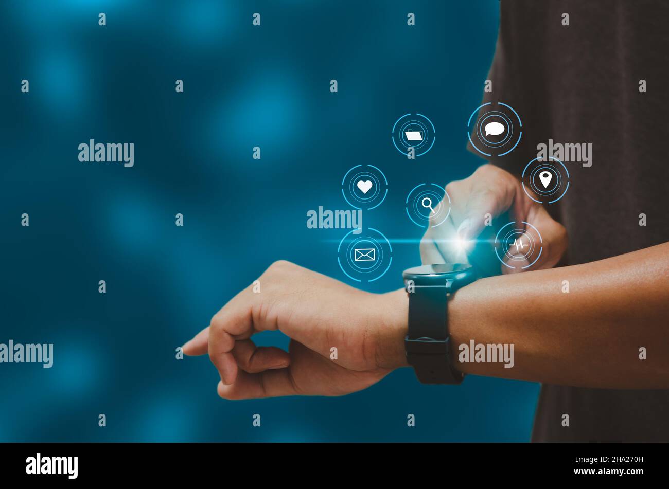 Mann Hand berühren eine intelligente Uhr virtuelle Symbol. Kommunikation und Nutzung moderner Internet-Technologie Metaverse, Social Networking, Online-Marketing, Digi Stockfoto