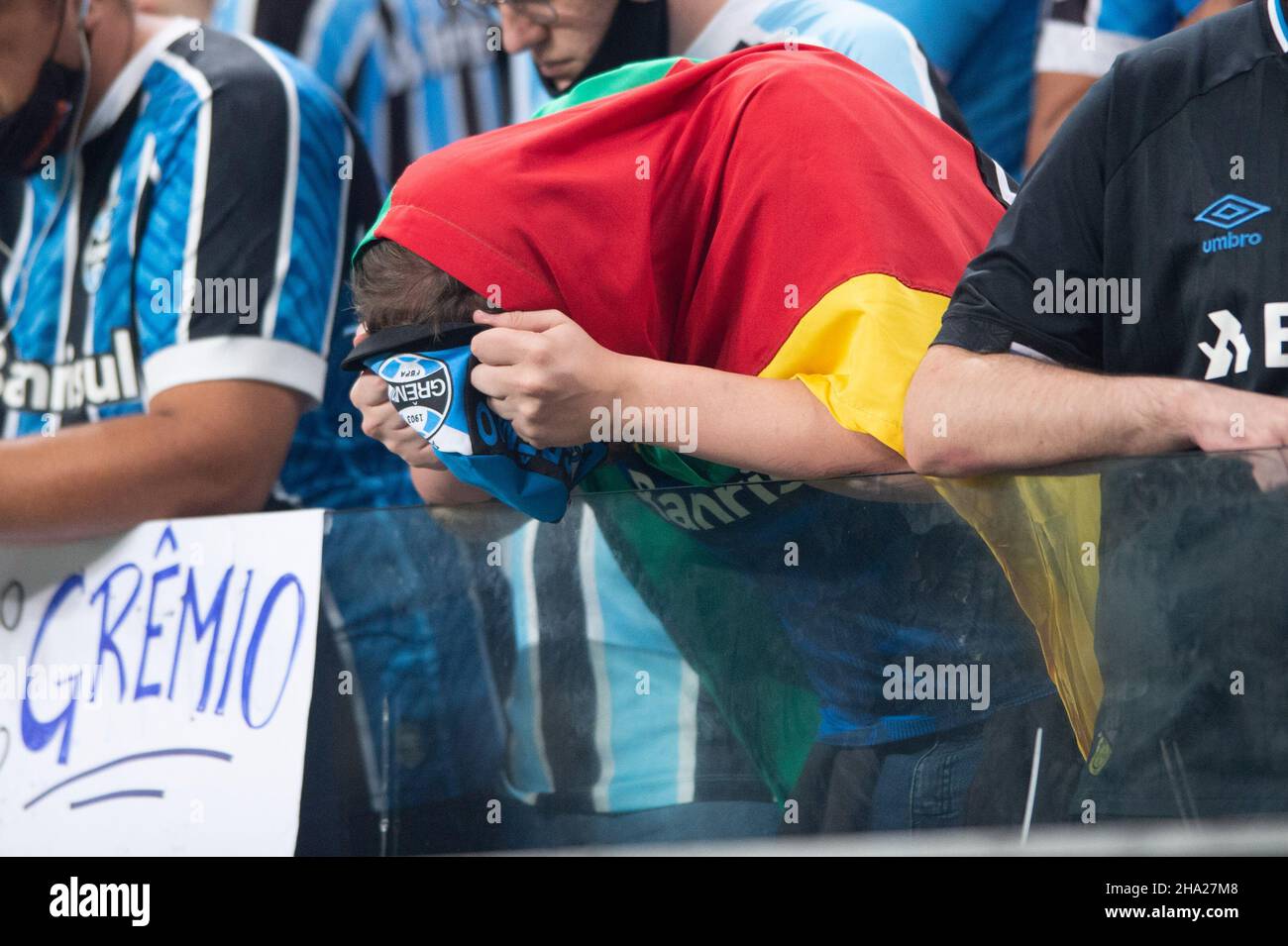 Port-La-La-La-La-Port 9th. Dezember 2021; Arena do Gremio, Porto Aegrege, Brasilien; Brasilianische Serie A, Gremio gegen Atletico Mineiro; die Träger von Gremio sehen niedergeschlagen aus, da sie in die zweite Liga abgesetzt werden.Credit: Action Plus Sports Images/Alamy Live News Stockfoto