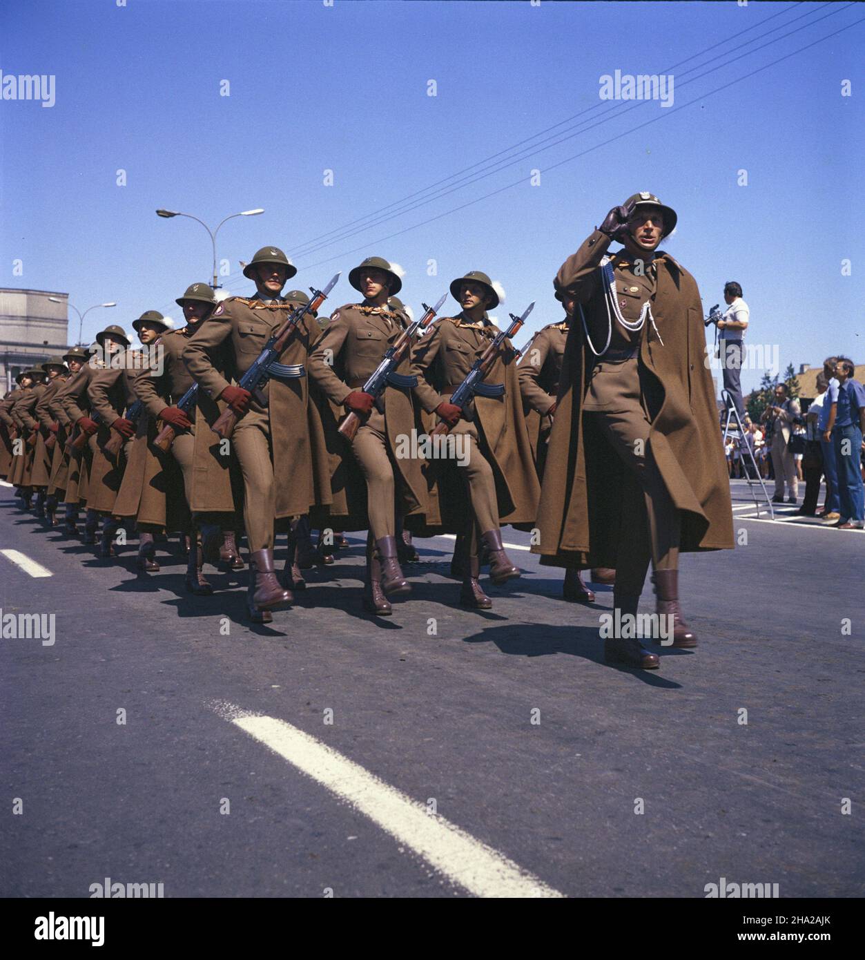 Warszawa 22.07.1982. Narodowe Œwiêto Odrodzenia Polski (Œwiêto 22 Lipca). Uroczysta zmiana warty przy Grobie Nieznanego ¯o³nierza i defilada. Nz. 21. Brygada Strzelców Podhalañskich. ka PAP/Tomasz Listopadzki Warschau, Den 22. Juli 1982. Wachwechsel am Grab des unbekannten Soldaten und Militärparade am polnischen Nationalfeiertag (22. Juli). ka PAP/Tomasz Listopadzki Stockfoto