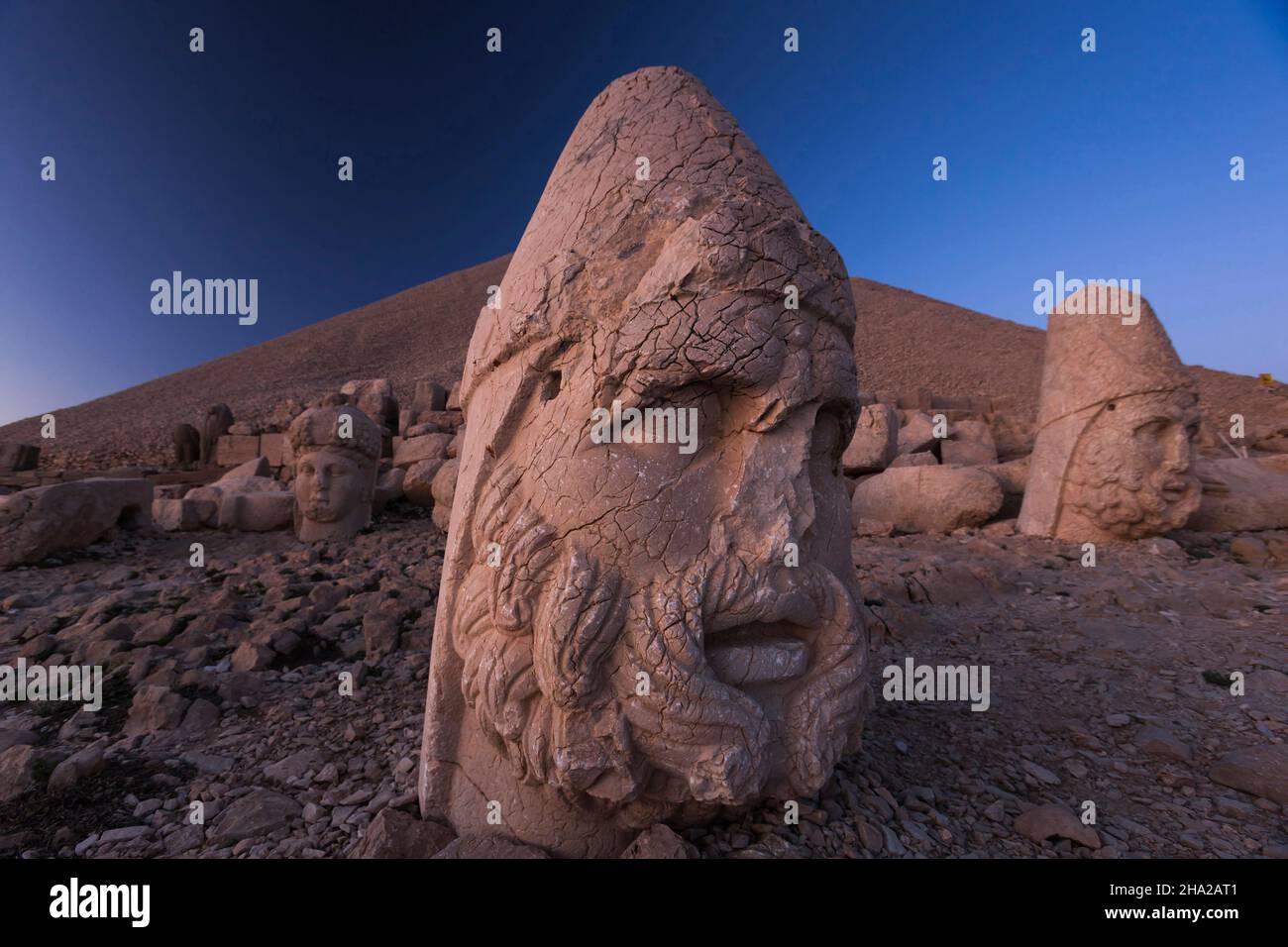 Berg Nemrut, Nemrut Dagi, Oberstatuen gottes Zeus auf der Westterrasse, Dämmerung, Mausoleum des Königreichs Commagene, Kahta, Provinz Adıyaman, Türkei, Asien Stockfoto