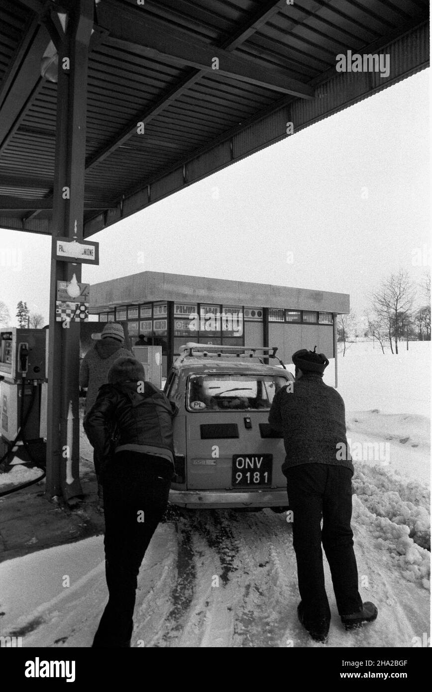 Olsztynek, 1982-02-01. Pierwszy dzieñ sprzeda¿y benzyny podczas stanu wojennego. Obrót paliwem zawieszono z dniem 13.12.1981 r. dl PAP/CAF/Stanis³aw Moroz Olsztynek, 1. Februar 1982. Die 1st Tage des Benzinverkaufs während der Zeit des Kriegsrechts in Polen. Der Verkauf wurde seit dem 13. Dezember 1981 ausgesetzt. dl PAP/CAF/Stanislaw Moroz Stockfoto