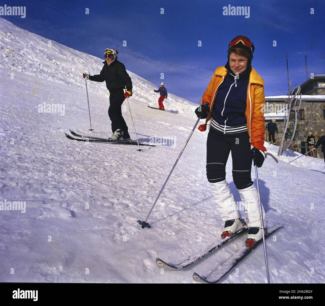 Polska 03,1982. Zimowy wypoczynek w Tatrach. NZ. Narciarze na Kasprowym Wierchu. ka PAP/Jan Morek Dok³adny dzieñ wydarzenia nieustalony. Polen, März 1982. Skifahrer auf dem Kasprowy Peak in der Tatra. ka PAP/Jan Morek Veranstaltungstag unbekannt Stockfoto