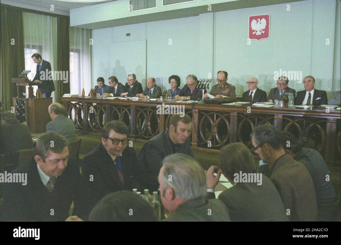 Warszawa 11,1981. W dniach 27-28.11.1981 odbywa³o siê VI Plenum Komitetu Centralnego Polskiej Zjednoczonej Partii Robotniczej. NZ. za sto³em prezydialnym siedz¹: Sekretarz KC PZPR i Minister spraw zagranicznych Józef Czyrek (1P), sekretarz KC PZPR i cz³onek Rady Pañstwa Kazimierz Barcikowski (2P), przewodnicz¹cy Rady Pañstwa PRL profesor Henryk Jab³oñski (3P), i sekretarz KC PZPR odaz Minister obrony genera³ (4P) Sekretarz KC PZPR Stefan Olszowski (5P), cz³onkini KC PZPR brygadzistka w Zak³adach Przemys³u Skórzanego Radoskór w Radomiu Zofia Grzyb (6P), sekretarz Stockfoto