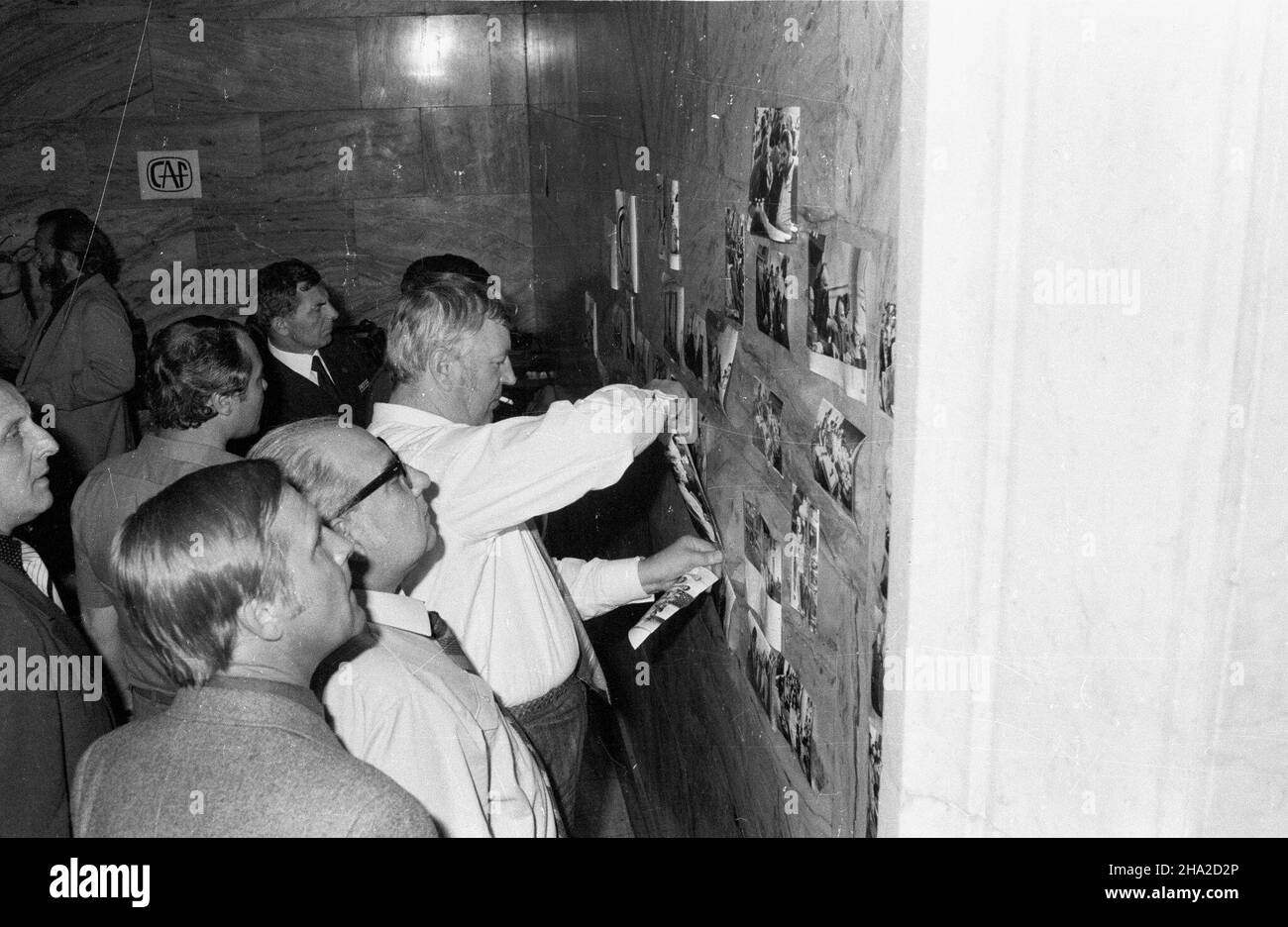 Warszawa, 1981-07-19. Obrady IX Nadzwyczajnego Zjazdu PZPR odbywa³y siê w atmosferze napiêæ spo³ecznych i politycznych oraz ujawniaj¹cych siê podzia³ów wewn¹trz partii. NZ. Ekspozycja CAF w kuduarach. Delegaci ogl¹daj¹ fotosy z obrad zjazdu. oe/mw PAP/CAF/Marek Langda Warschau, 18. Juli 1981. Die Debatten des Sonderkongresses 9th fanden in einer Atmosphäre sozialer und politischer Spannungen und Spaltungen innerhalb der Partei statt. Im Bild: CAF-Ausstellung in der Lobby. Delegierte, die Fotos vom Kongress betrachten. oe/mw PAP/CAF/Andrzej Baturo Stockfoto