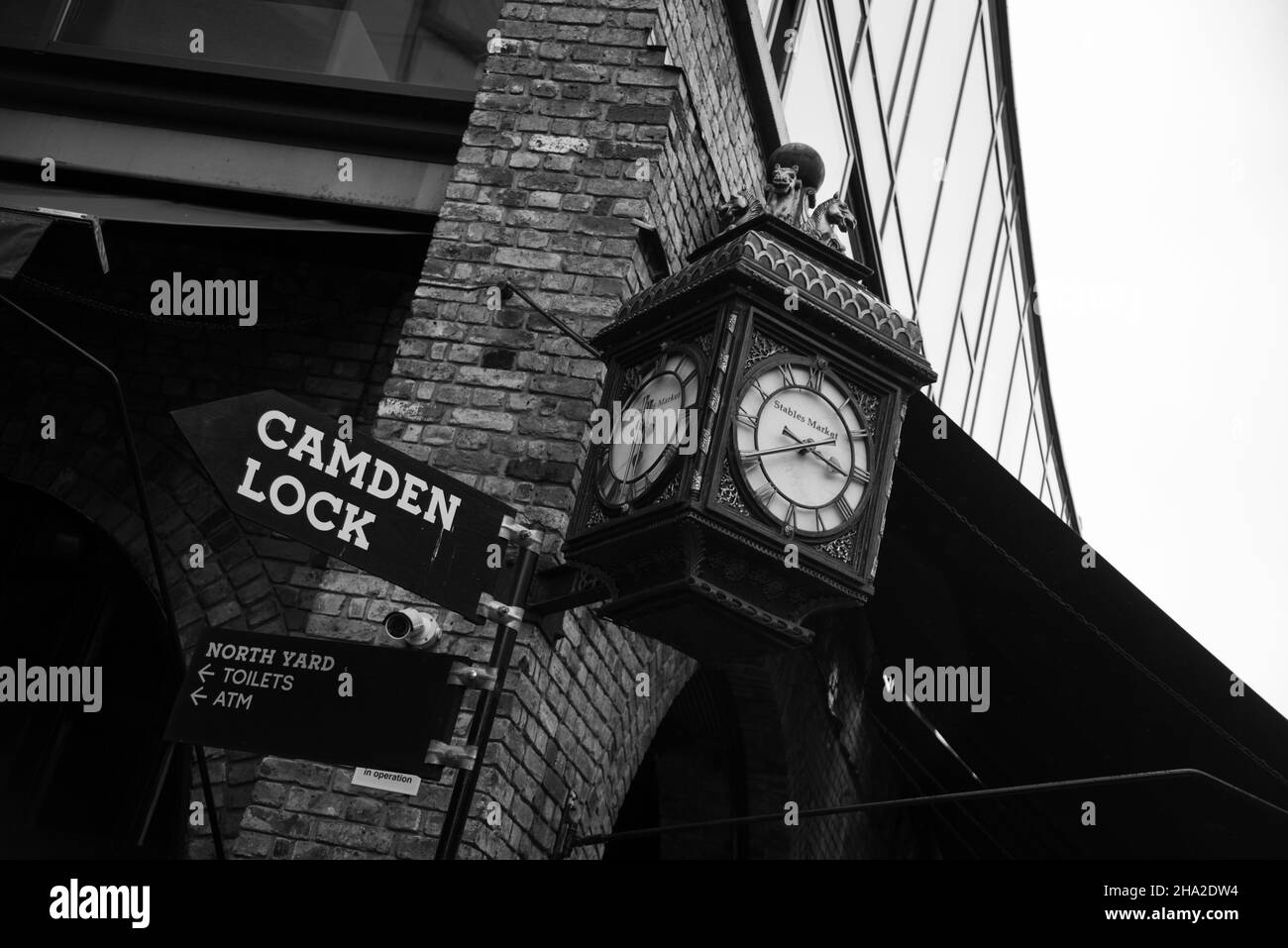 London, 2021. September. Camden Town ist berühmt für den Markt in der Nähe des Regent's Canal, der Mode und Kuriosen verkauft und bei Touristen und Teenagern beliebt ist Stockfoto
