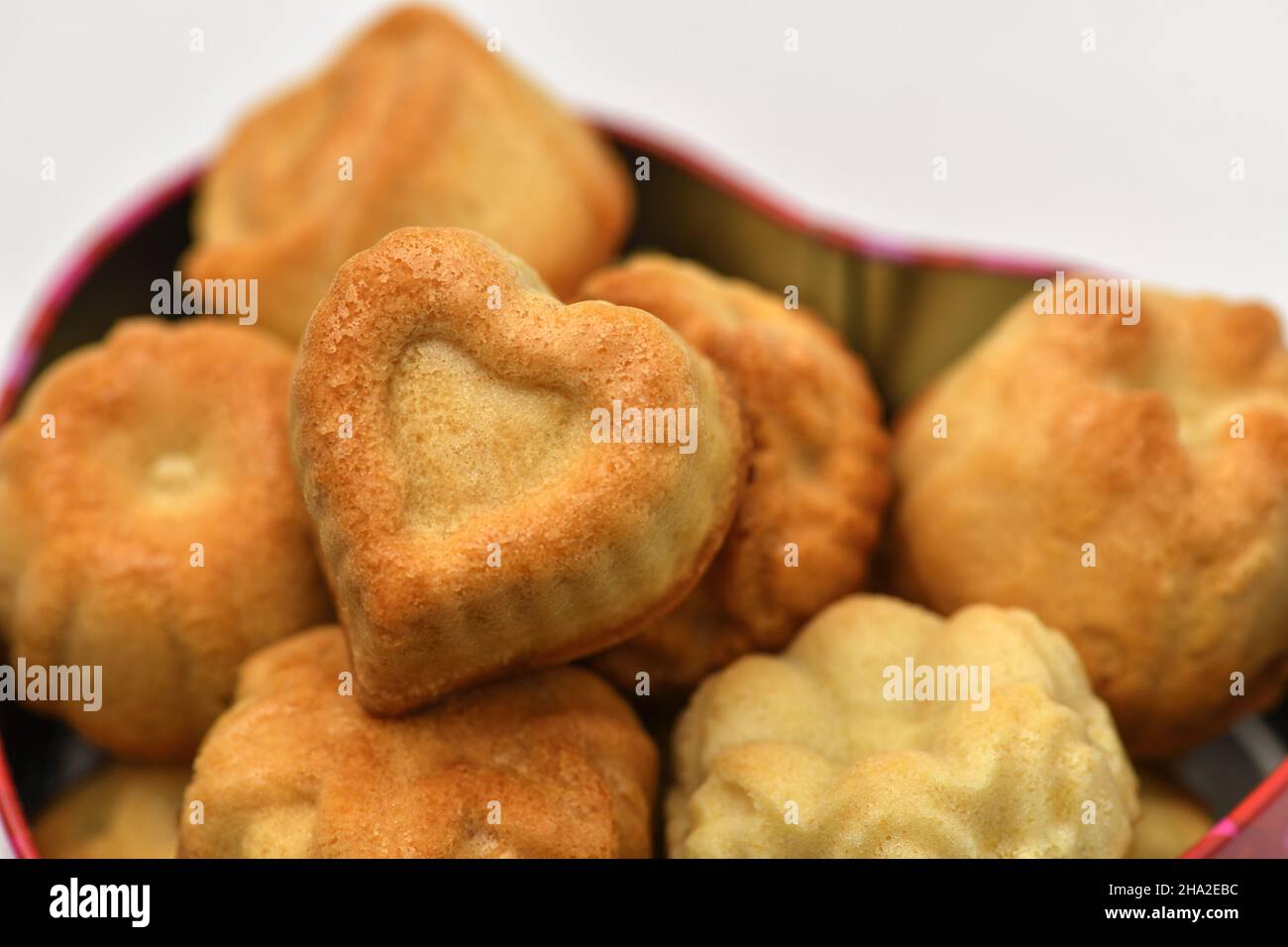 Valentinstag. Nahaufnahme von leckeren Cupcakes in Form eines Herzens. Makrofotografie Stockfoto