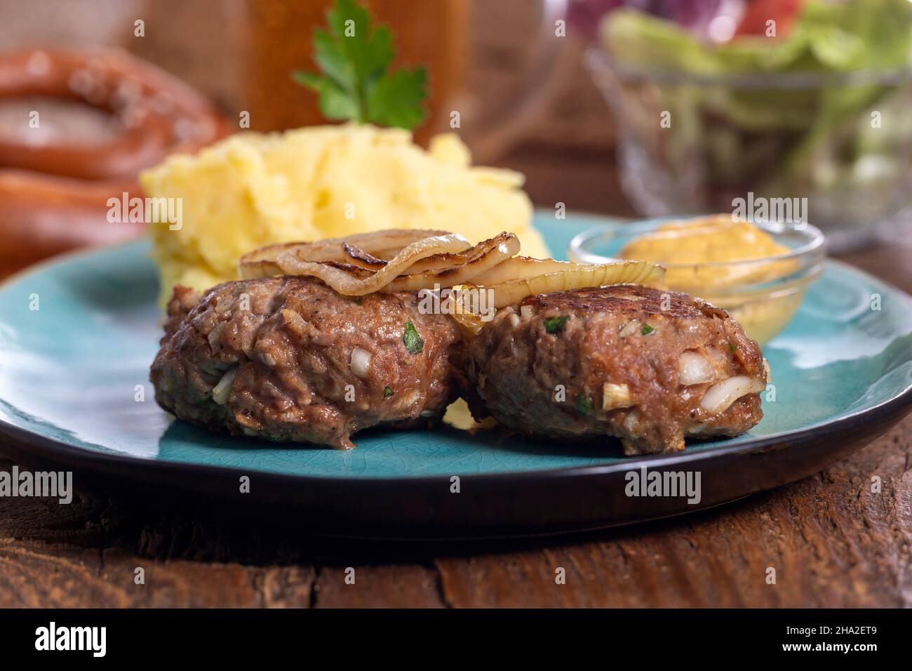 Bayerischer fleischpflanzerl mit kartoffelsalat -Fotos und ...