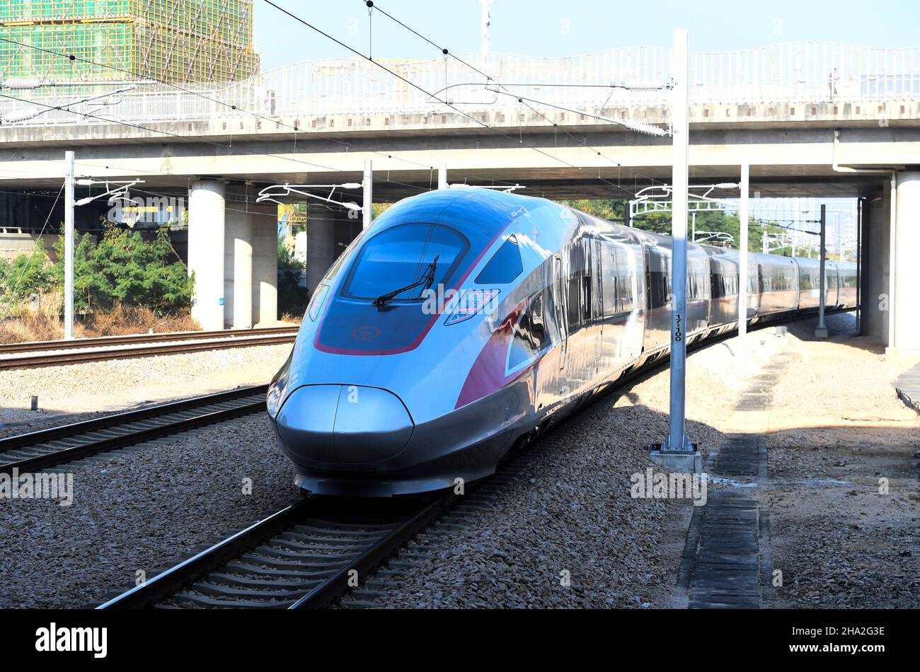 (211210) -- SHENZHEN, 10. Dezember 2021 (Xinhua) -- der erste Hochgeschwindigkeitszug fährt vom Nordbahnhof Shenzhen der südchinesischen Provinz Guangdong zur Weststation Nanchang der ostchinesischen Provinz Jiangxi, 10. Dezember 2021. Eine neue Hochgeschwindigkeitsbahn, die die Stadt Ganzhou in der ostchinesischen Provinz Jiangxi mit der südlichen Metropole Shenzhen in der Provinz Guangdong verbindet, nahm am Freitag den offiziellen Betrieb auf. Quelle: Xinhua/Alamy Live News Stockfoto