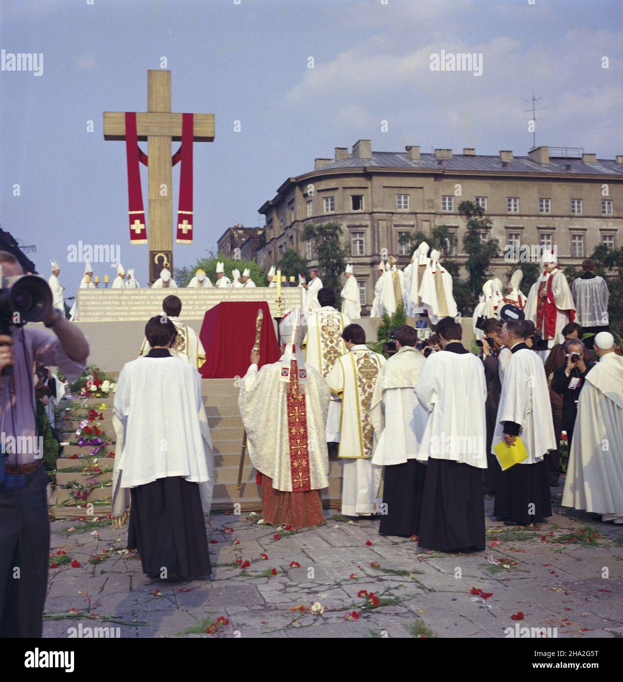 Warszawa 31.05.1981. Uroczystoœci pogrzebowe prymasa Polski kardyna³a Stefana Wyszyñskiego. NZ. Kondukt ¿a³obny prowadzony przez sekretarza Stanu Stolicy Apostolskiej kardyna³a Agostino Casaroliego (z pastora³em) na placu Zwyciêstwa, gdzie zostanie odprawiona msza œwiêta. mta PAP/Andrzej Kossobudzki Or³owski Warschau, 31. Mai 1981. Trauerzeremonien des Primas von Polen Kardinal Stefan Wyszynski. Im Bild: Die vom Staatssekretär des Heiligen Stuhls, Kardinal Agostino Casaroli (mit dem Bischofsstab), geführte Gruppe zum Zwyciestwa-Platz, wo die heilige Messe zu halten ist. mta PAP/Andrzej Kossobuzz Stockfoto