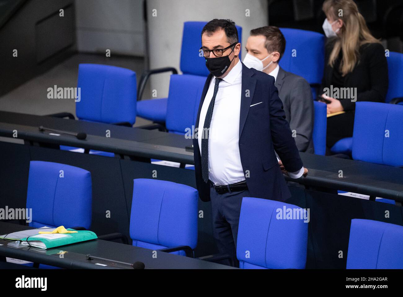 10. Dezember 2021, Berlin: CEM Özdemir (Bündnis 90/die Grünen), Bundesminister für Ernährung und Landwirtschaft, führt vor Beginn der Plenarsitzung im Deutschen Bundestag Stretching-Übungen auf der Regierungsbank durch. Das Hauptthema der Sitzung 7th der Legislaturperiode 20th ist der gemeinsame Gesetzentwurf der Ampelkoalition zur Stärkung der Impfprävention gegen Covid-19 und zur Änderung anderer Regelungen im Zusammenhang mit der Covid-19-Pandemie. Dies betrifft vor allem eine Impfpflicht für Mitarbeiter in Kliniken oder Pflegeheimen. Foto: Bernd von Jutrczenka/dpa Stockfoto