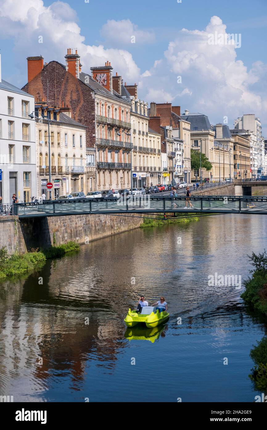 Rennes (Bretagne, Nordwestfrankreich): Gebäude entlang des Flusses Vilaine und des Quai Chateaubriand im Stadtzentrum. Pedalo auf der Vilaine ri Stockfoto