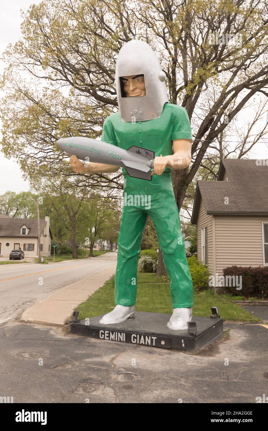 Wilmington, Illinois, USA Gemini Giant, ein Schalldämpfermann auf der US-Route 66 vor dem Launching Pad Drive-in-Restaurant. Stockfoto