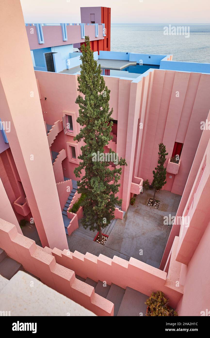 Geometrisch gefärbtes Gebäude im Innenbereich. Rote Wand. Calpe, Spanien Stockfoto